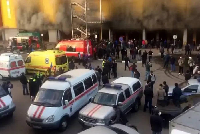 Пазар пламна в Москва, евакуираха 3000 души