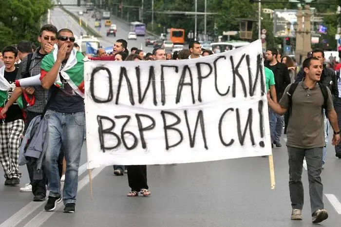 Коя причина за падането на олигархиите е като в България