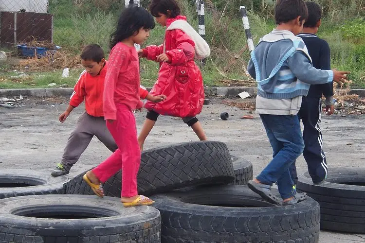 Връщането на ромските деца в училище - с морков и тояга
