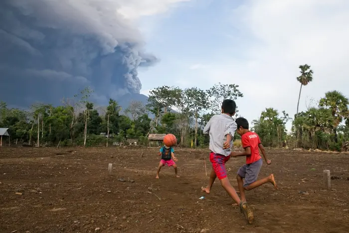 Вулкан в Бали - Агунг бълва дим и пепел, компании отменят полети