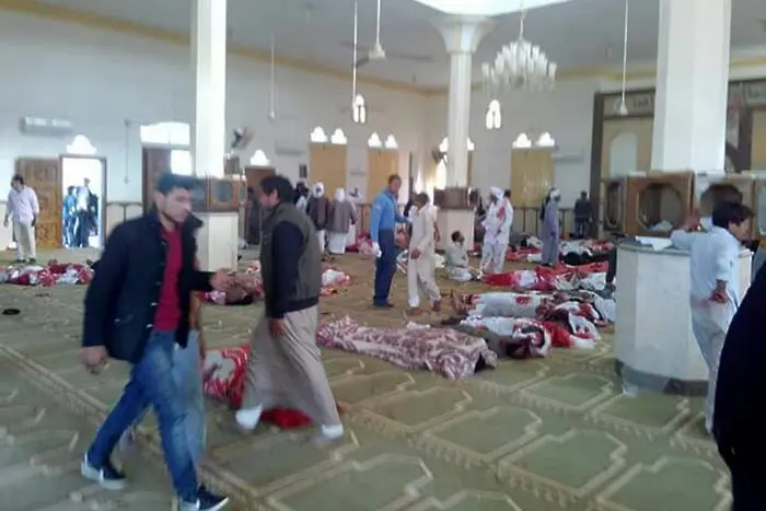 235 убити при атентат в джамия в Египет