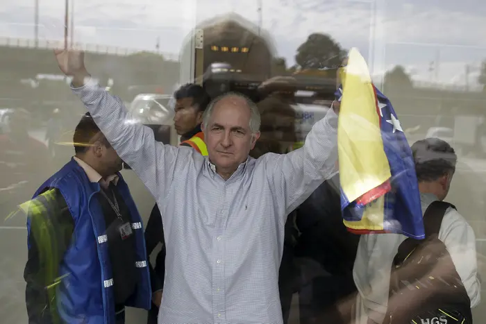 Венецуелски опозиционер избяга, като мина през 29 КПП