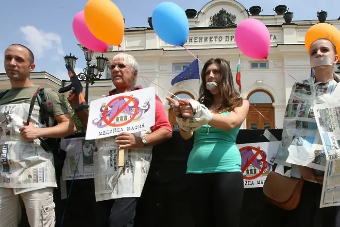 България: политици, олигарси и медийни бухалки