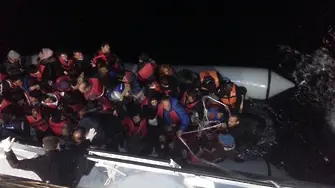 Български кораб спаси 120 мигранти край Лесбос