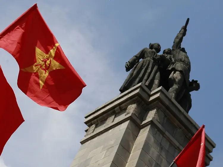 Паметникът на Съветската армия е менте, а СССР не идва като освободител