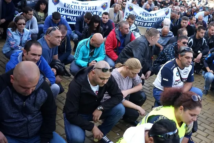 Стотици служители на МВР на протест в София (СНИМКИ)
