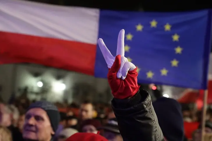 Протестиращи залашиха евродепутати в Полша със смърт