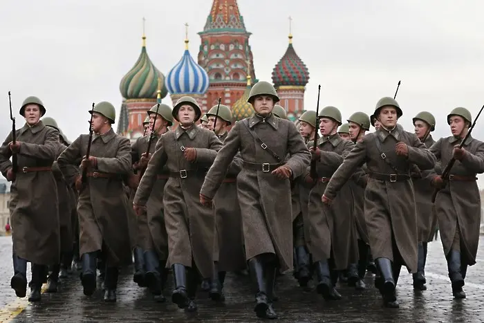 Русия отбеляза 100 г. от болшевишкия преврат с парад. Ама по друг повод