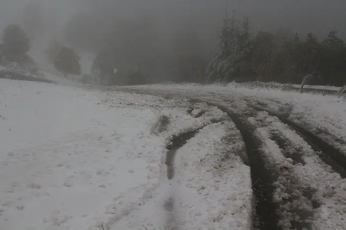 Затворени пътища и блокирани автомобили заради снега