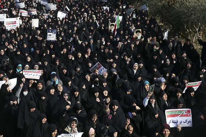 Протестиращите убиха полицай в Иран