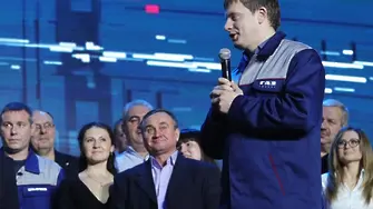 Чака ли звездна кариера работника, помолил Путин да се кандидатира? (ВИДЕО)