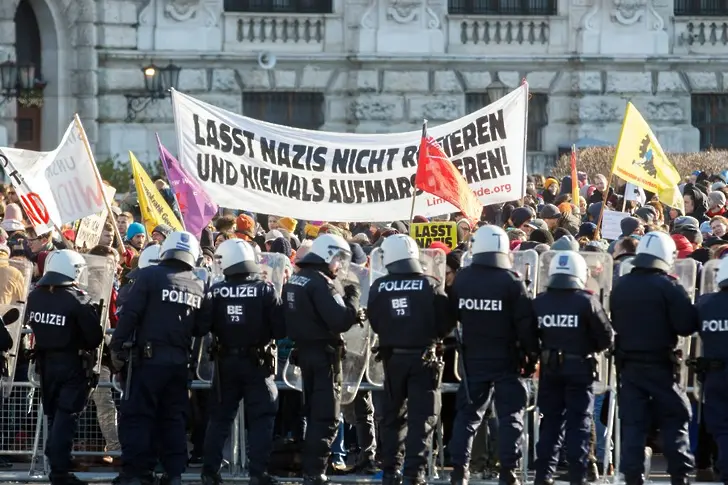 Хиляди протестираха срещу новото правителство в Австрия