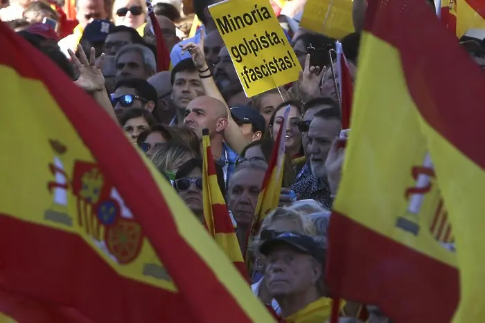 Антисепаратисти цепят Барселона от Каталуня