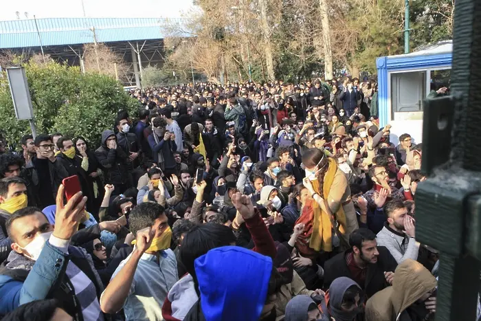 Иран - как религиозни протести преляха във всенародни демонстрации