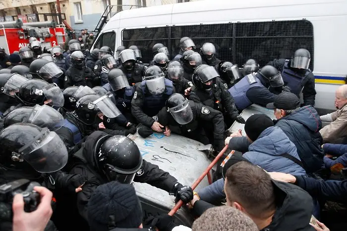 Симпатизанти измъкнаха Саакашвили от полицията в Киев (ВИДЕО)