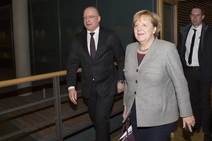 Меркел пое към широка коалиция. Шулц още мисли