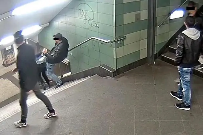 Пребиха в затвора Светослав Стойков, ритнал жена в берлинското метро