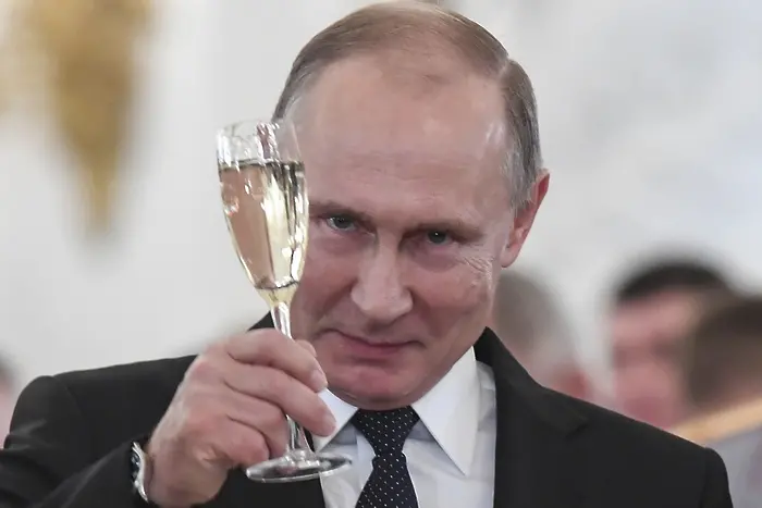 Щабът на Путин мълниеносно събра 408 000 подписа