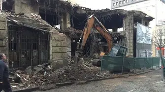 Спряно е събарянето на къщата на Рачо Петров (СНИМКИ)