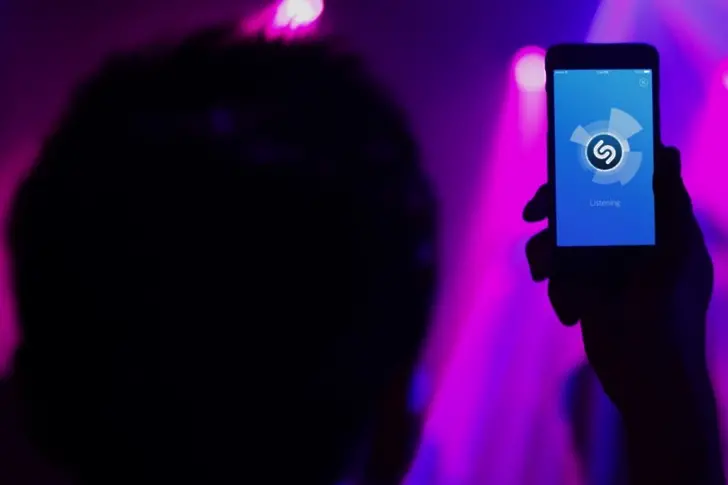Apple купува приложението за разпознаване на музика Shazam