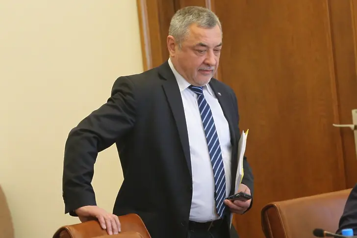 Иска ли Валери Симеонов оставката на Ангелкова