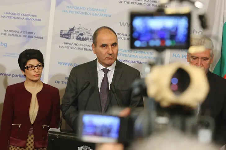 Цветанов поиска прожектори за кампанията на Радев