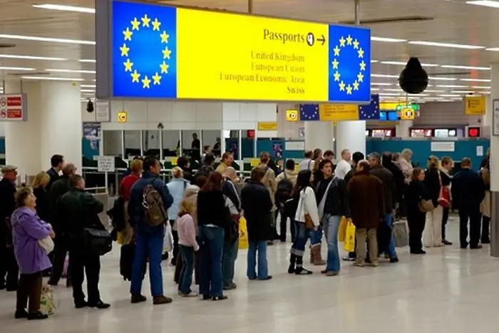 С парите за интеграция на мигранти ЕС плаща самолетните им билети за вкъщи