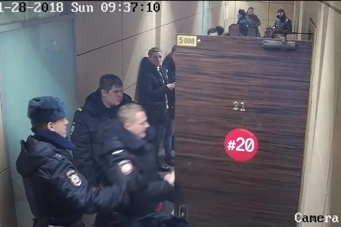 Полиция нахлу в щаба на Навални (СНИМКИ, ВИДЕО)
