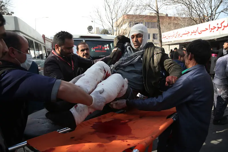 Линейка-бомба уби близо 100 души и рани над 150 в Кабул
