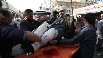 Линейка-бомба уби близо 100 души и рани над 150 в Кабул