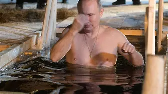 Путин гол до кръста в ледена вода (ВИДЕО)