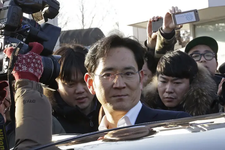 Наследникът на Samsung излезе от затвора предсрочно