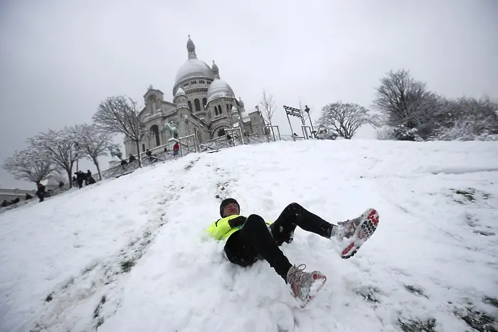 Париж стана писта за ски и сноуборд (СНИМКИ)
