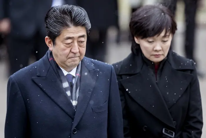 Фалшифицирали 14 документа заради японската премиерша