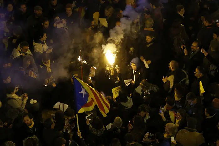 Десетки ранени при сблъсъци в Барселона