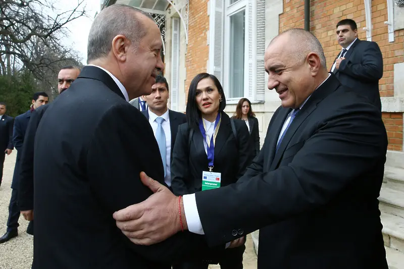 Неспирно усмихнат, Борисов среща Ердоган