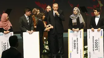 Ердоган иска в училищата османски турски