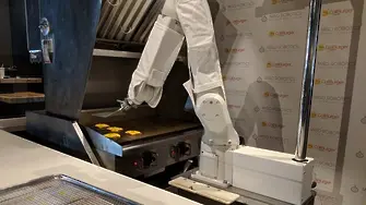 Пуснаха робот да прави бъргъри (ВИДЕО)