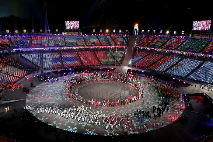 Паметното шоу на закриването на олимпийските игри (СНИМКИ)