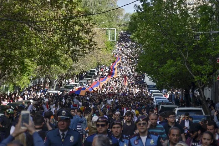 Опозицията поиска предсрочни избори в Армения