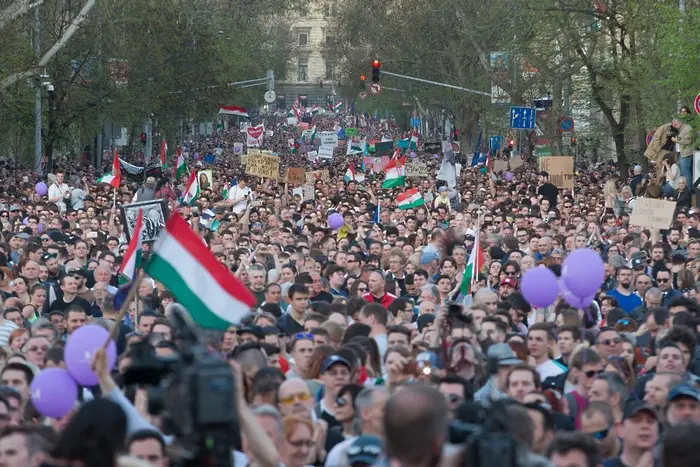 100 000 на протест срещу Орбан