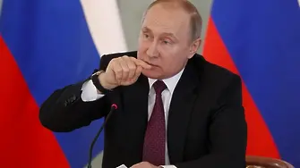 Путин прати Шойгу да следи разследването на пожара на подводницата