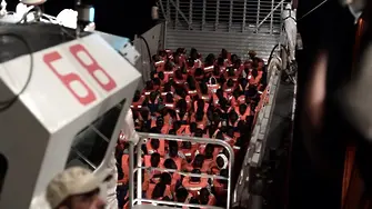Испания приема кораб с бежанци, прогонен от Италия и Малта