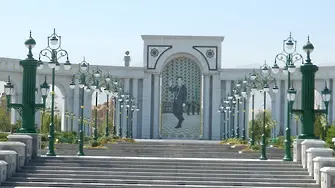 Кой се бърше с лика на президента на Туркменистан?