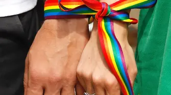Еднополовите съпрузи със същите права на пребиваване навсякъде в ЕС като хетеросексуалните
