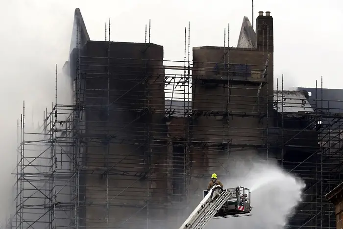 Пожарът в Глазгоу опустоши прочут архитектурен паметник