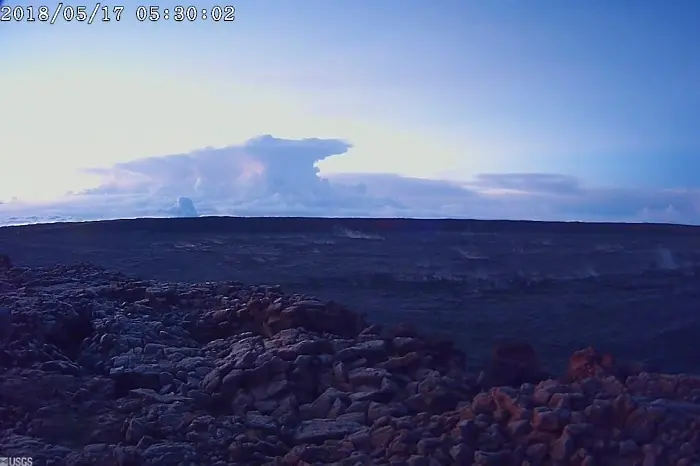 Вулканът на Хаваи бълва лава и пепел на 9 км в небето 