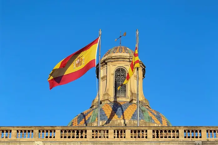 Властта в Испания отмени финансовия контрол върху Каталуня