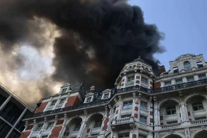 Знаменит лондонски хотел - в пламъци