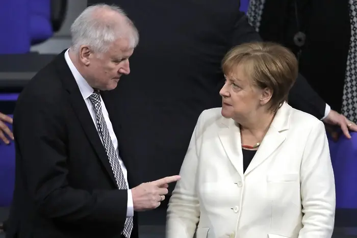 Меркел се споразумя с ХСС, решението за граничния контрол остава за юли